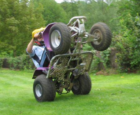 Antoine et son blaster!! (ds son jardin !!)